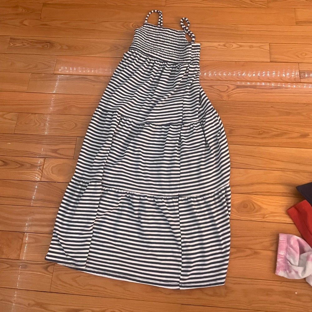 I am selling this beautiful black and white dress